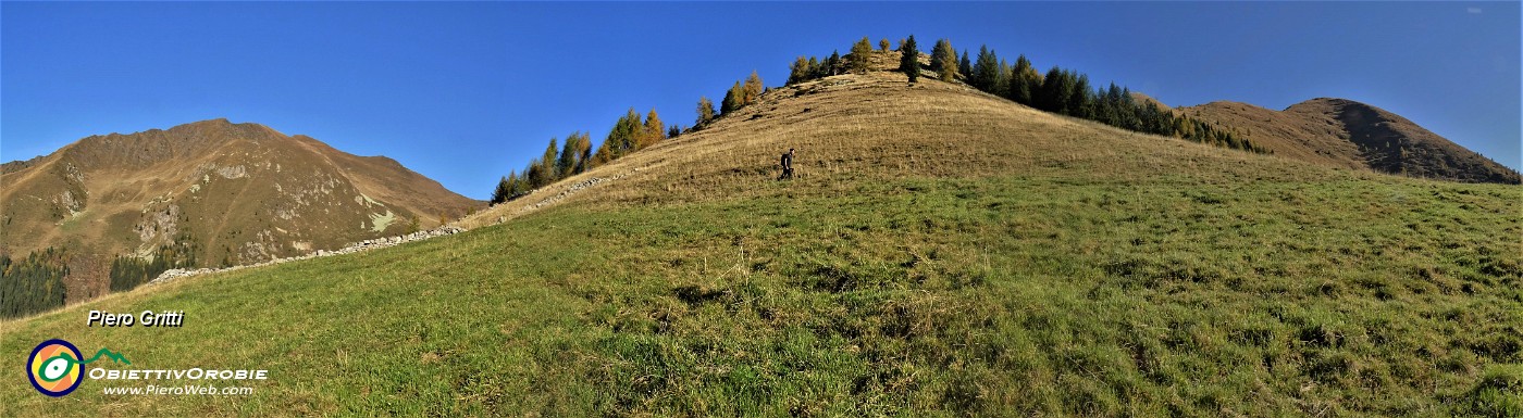 16 Saliamo su tracce i ripidi pratoni per l'Arete fino a recinto di pietre.jpg